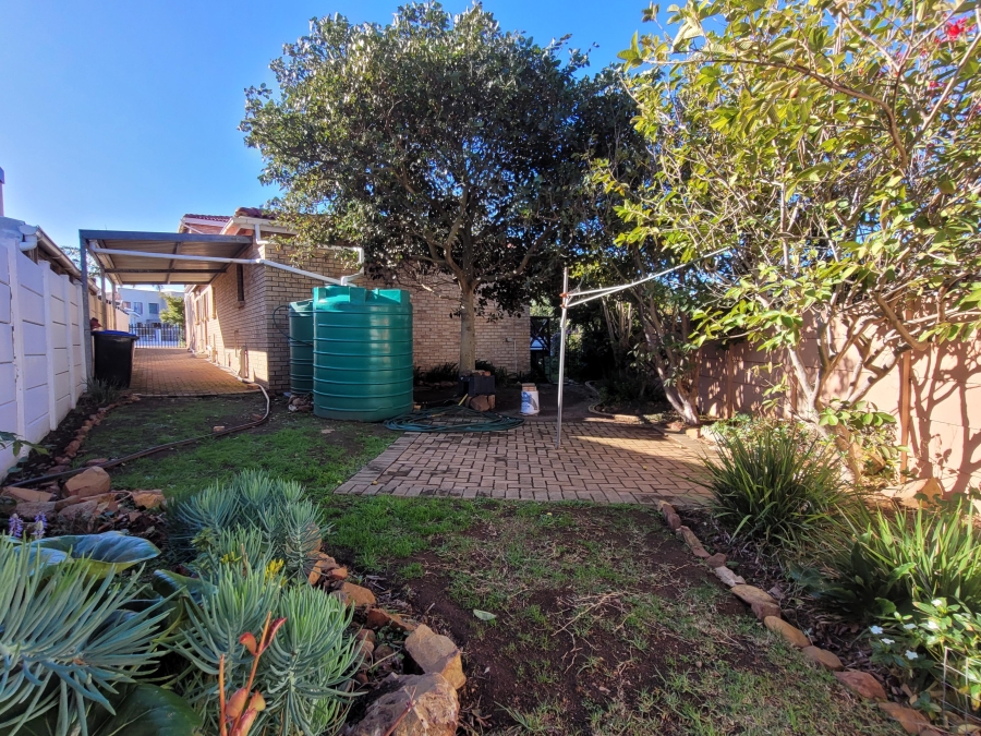 To Let 4 Bedroom Property for Rent in Wavecrest Eastern Cape
